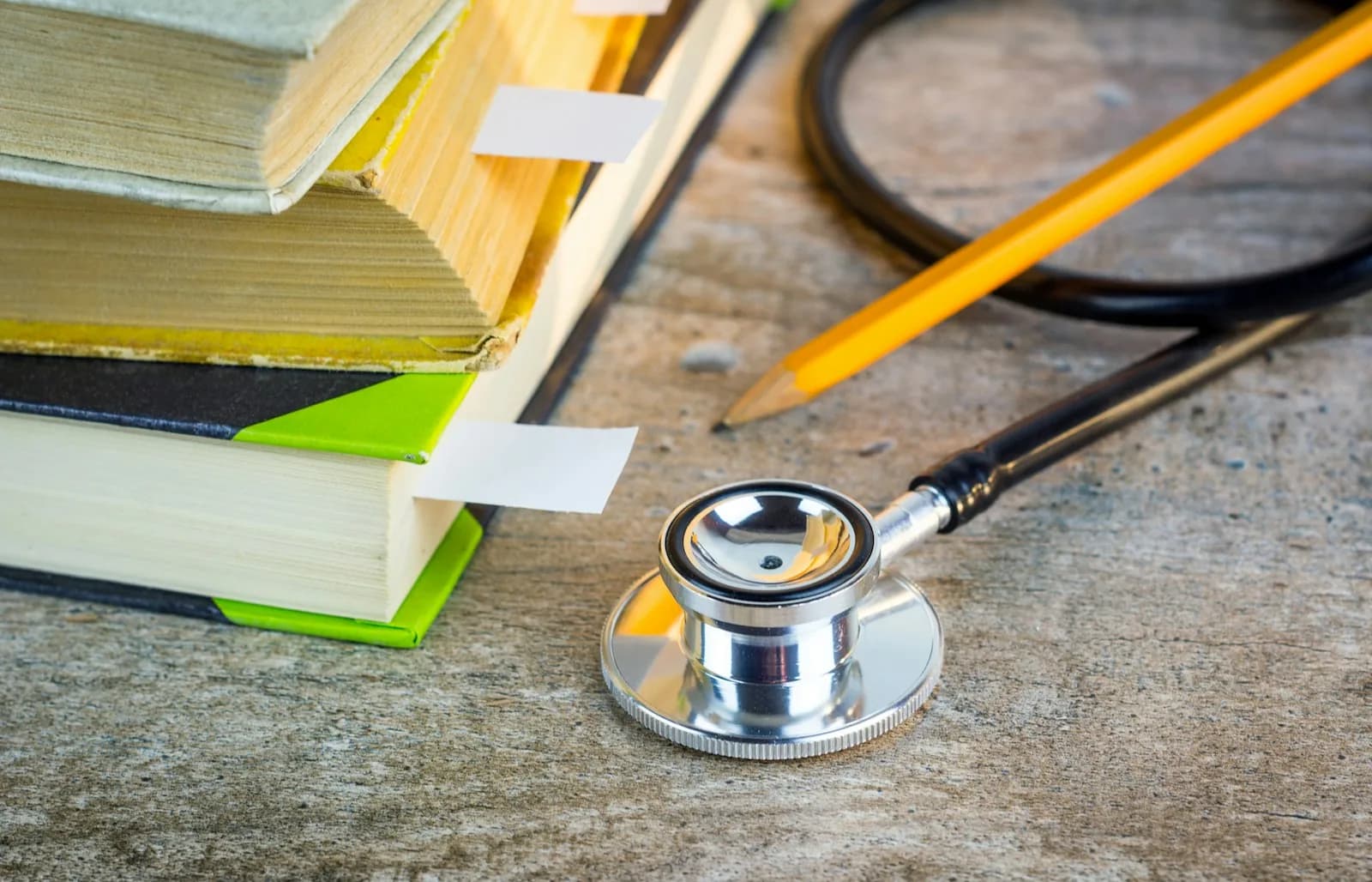 Estetoscopio sobre una pila de libros de medicina