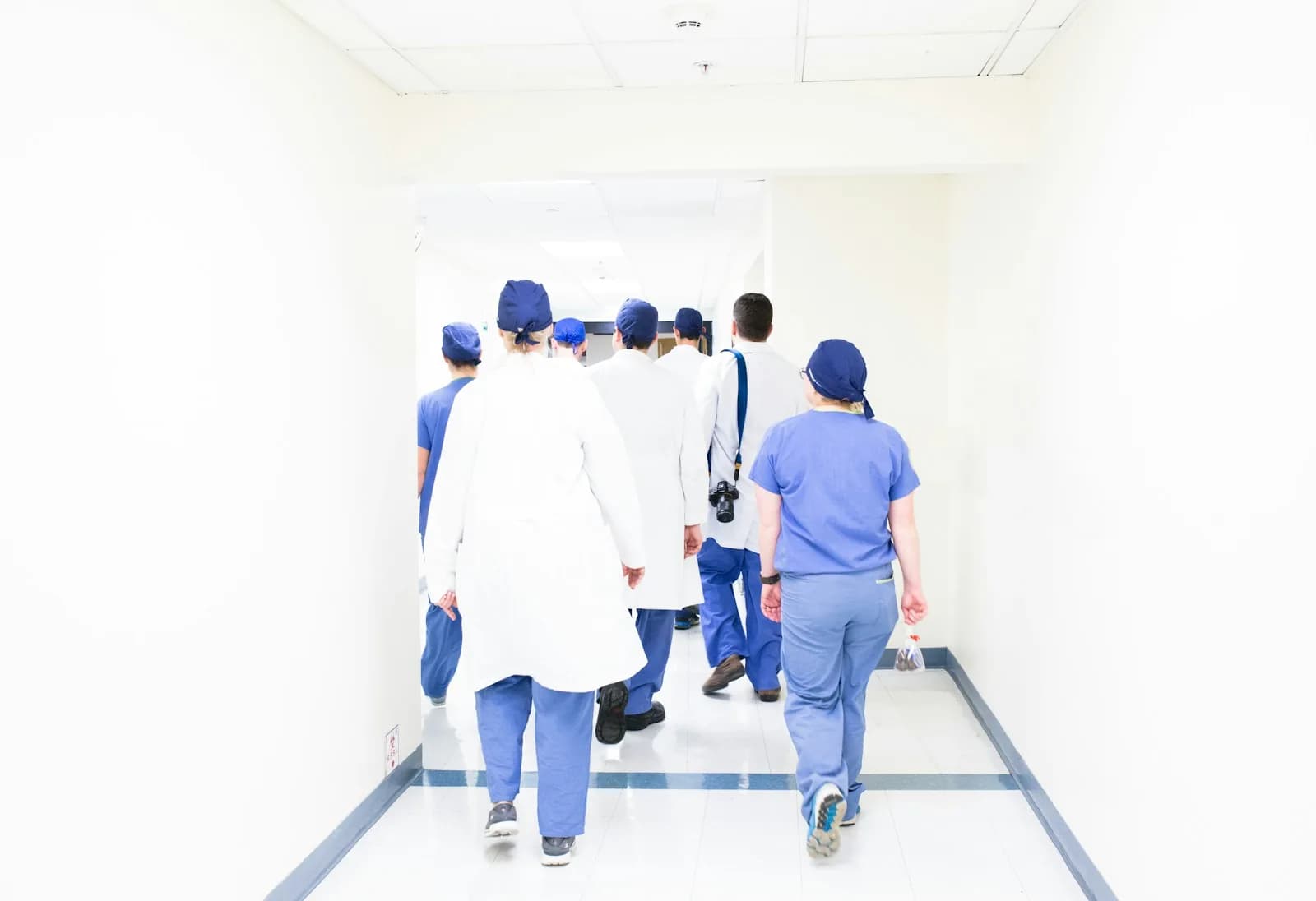 Médicos caminando por el pasillo de un hospital